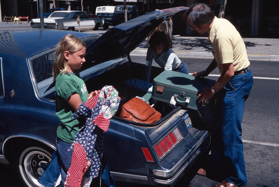 Ready for the Road: Vintage Photos of 1950s–1970s Travelers and Their Cars 16 Captura de pantalla 2026 08 28 18.09.46