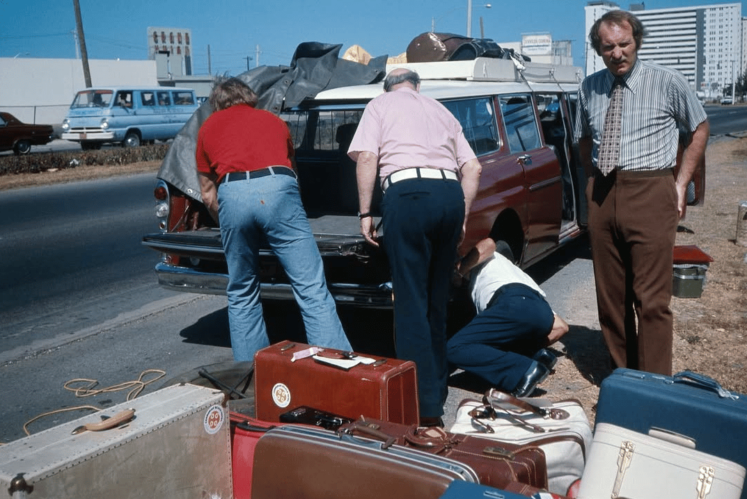 Ready for the Road: Vintage Photos of 1950s–1970s Travelers and Their Cars 9 Captura de pantalla 2026 08 28 18.09.53