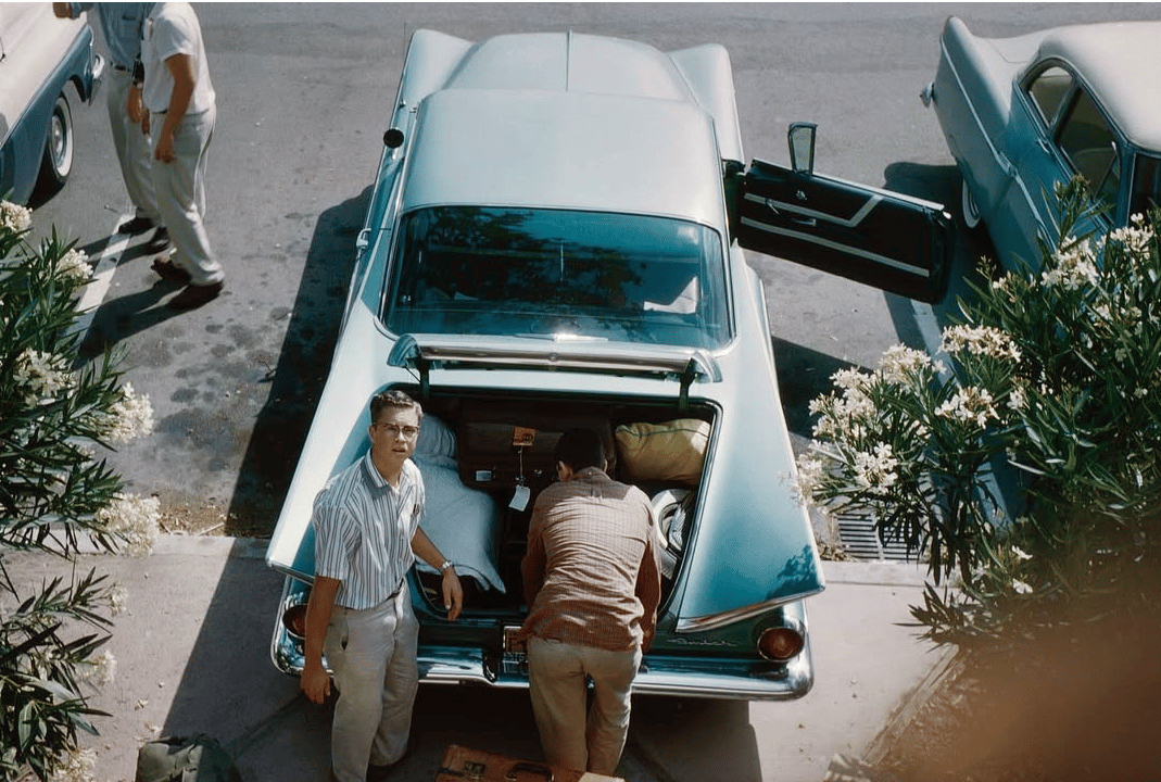 Ready for the Road: Vintage Photos of 1950s–1970s Travelers and Their Cars 8 Captura de pantalla 2026 08 28 18.09.57