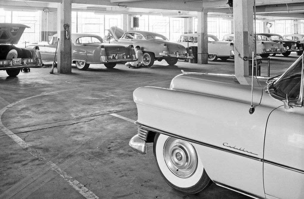 Cadillac and Oldsmobile at the Dealer: Vintage Photos From the 1950s–70s 8 Captura de pantalla 2026 09 11 19.03.58
