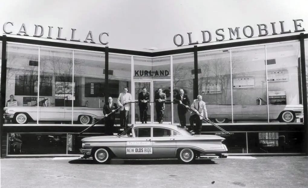 Cadillac and Oldsmobile at the Dealer: Vintage Photos From the 1950s–70s 10 Captura de pantalla 2026 09 11 19.42.51 e1789177497166