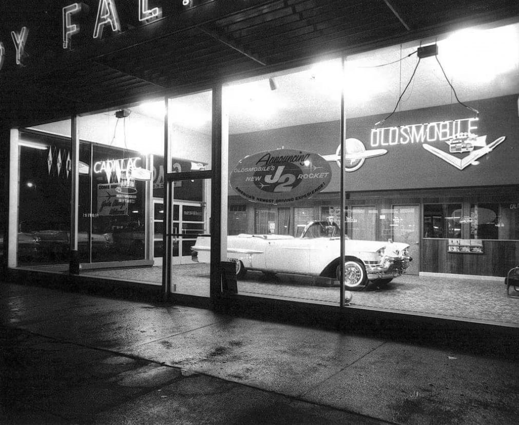 Cadillac and Oldsmobile at the Dealer: Vintage Photos From the 1950s–70s 9 Captura de pantalla 2026 09 11 19.48.27