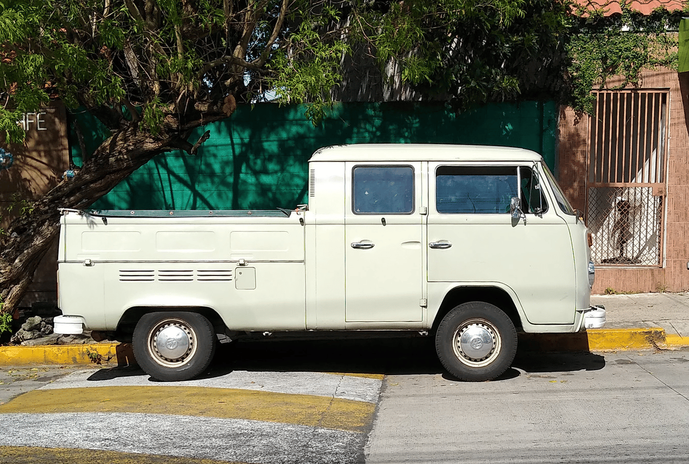 Curbside Finds: Two VW Double Cab Pickups, Two Different Lifestyles 8 Captura de pantalla 2026 09 13 18.51.23