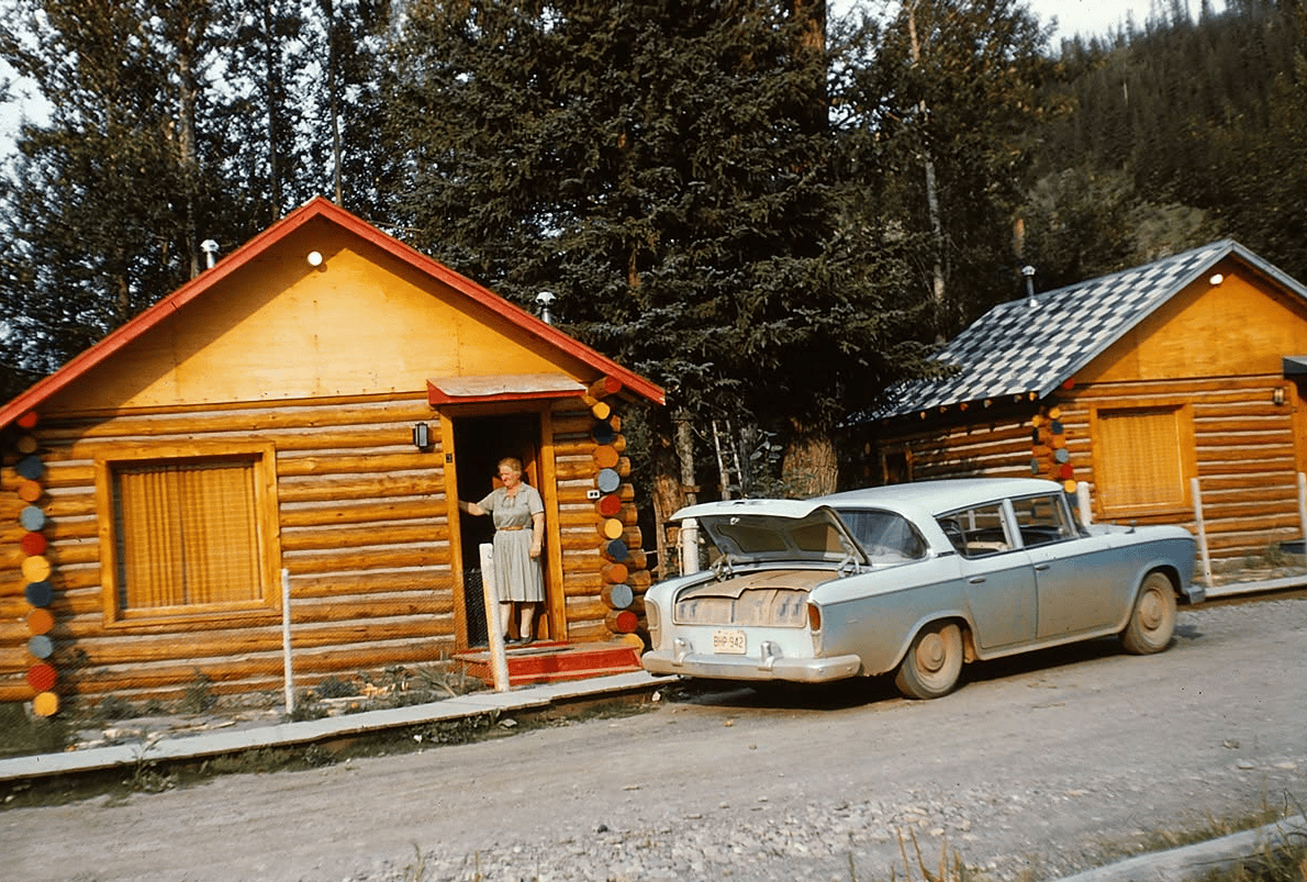 Ready for the Road: Vintage Photos of 1950s–1970s Travelers and Their Cars 3 Captura de pantallaa 2026 06 17 16.26.56