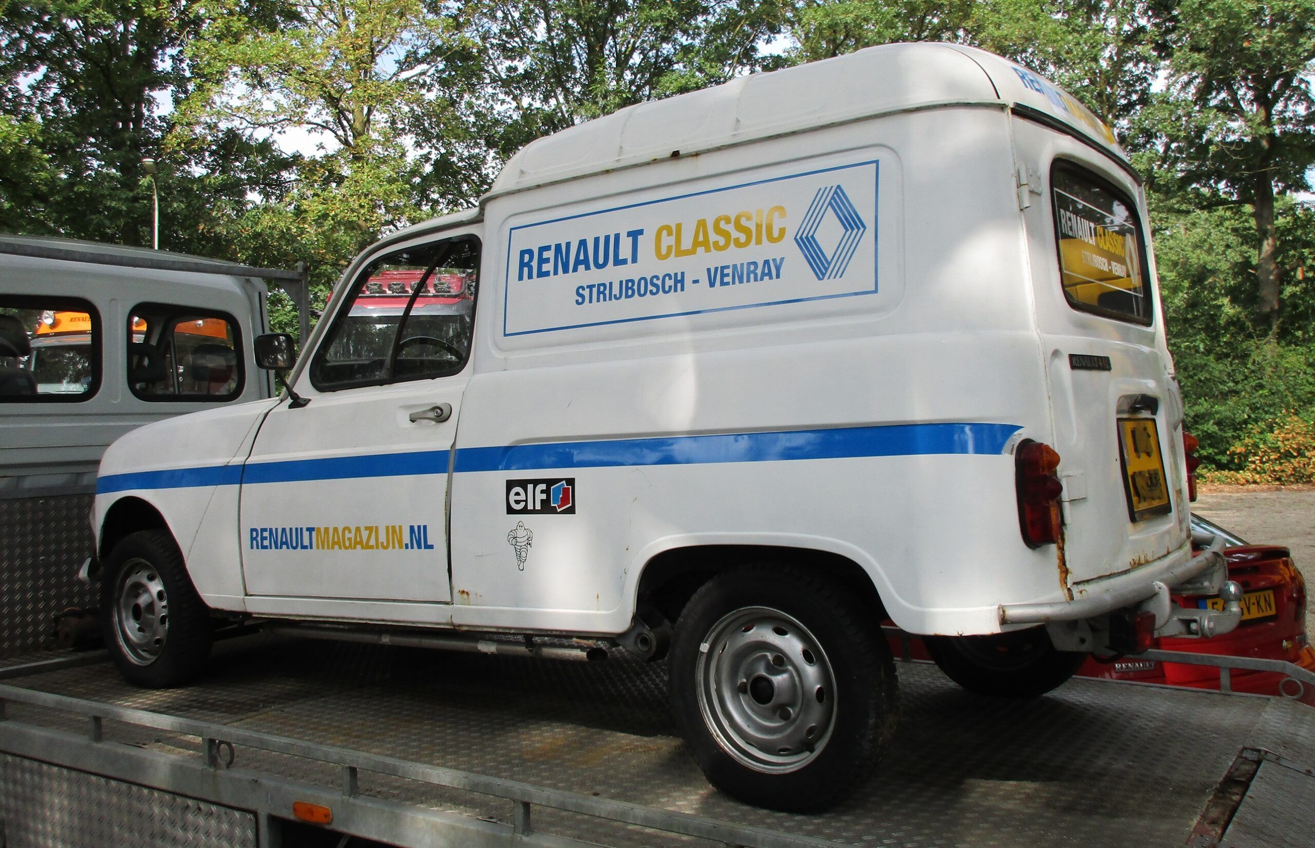 Renaultoloog Meeting & Markt 2026 - 1984 Renault B70 and 1988 Renault 4 F4 - 5