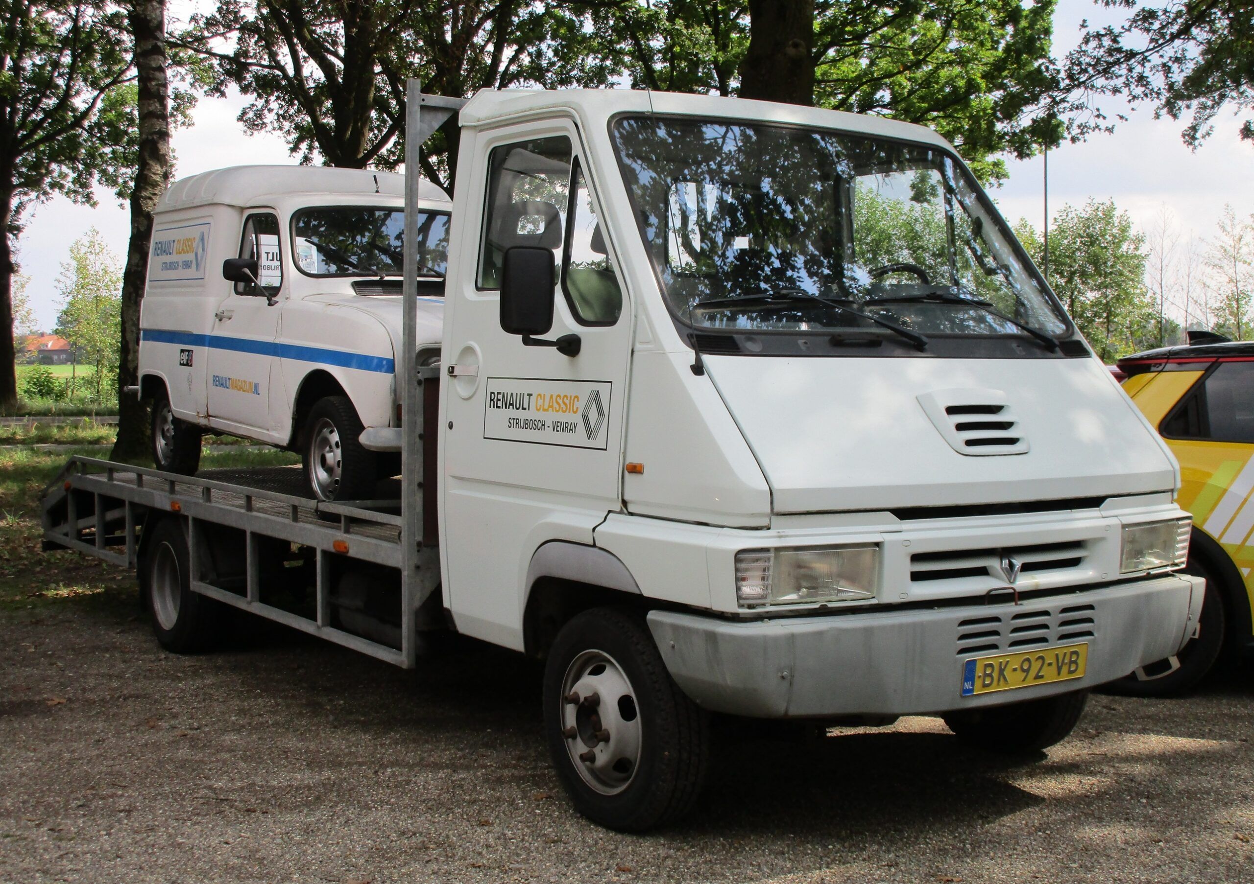Renaultoloog Meeting & Markt 2026 - 1984 Renault B70 and 1988 Renault 4 F4 - 1