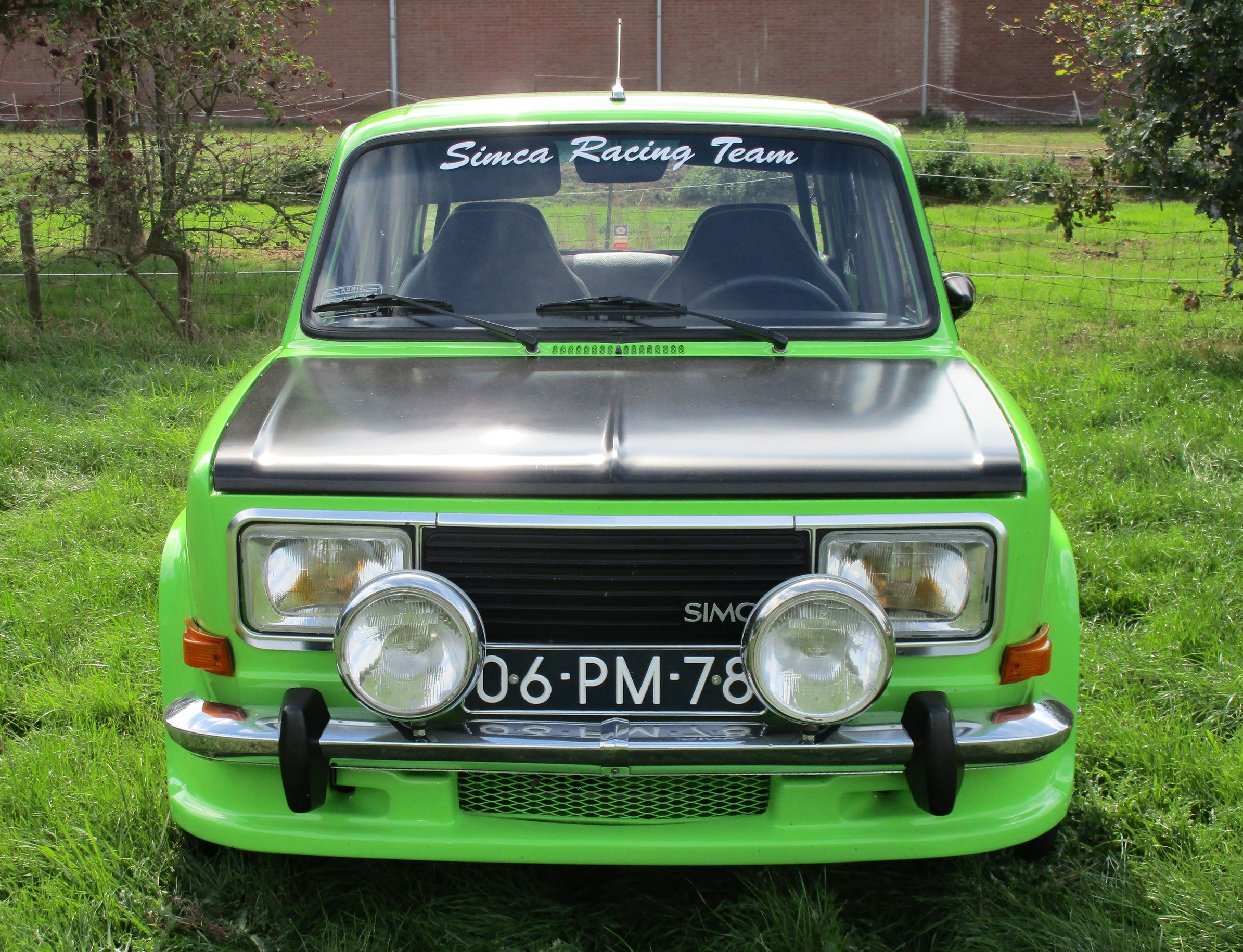 1977 Simca 1000 Rallye 2 - Not As Green As Grass 7 Renaultoloog Meeting & Markt 2026 - 1977 Simca 1000 Rallye 2 in the temporary parking lot - 7