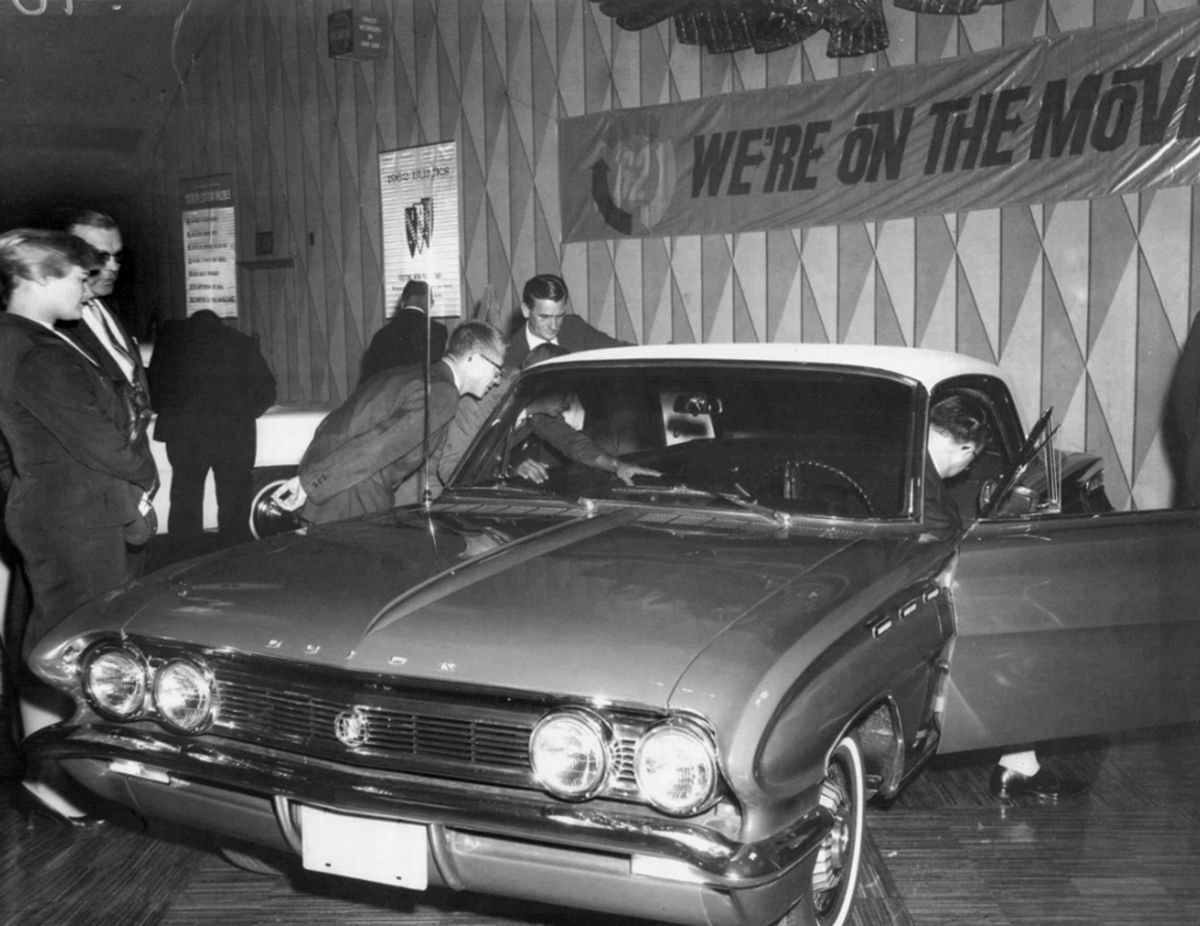 When the 1962 Buicks Were Brand New -- Vintage Photos 1 Screenshot 20260907 020435 copia