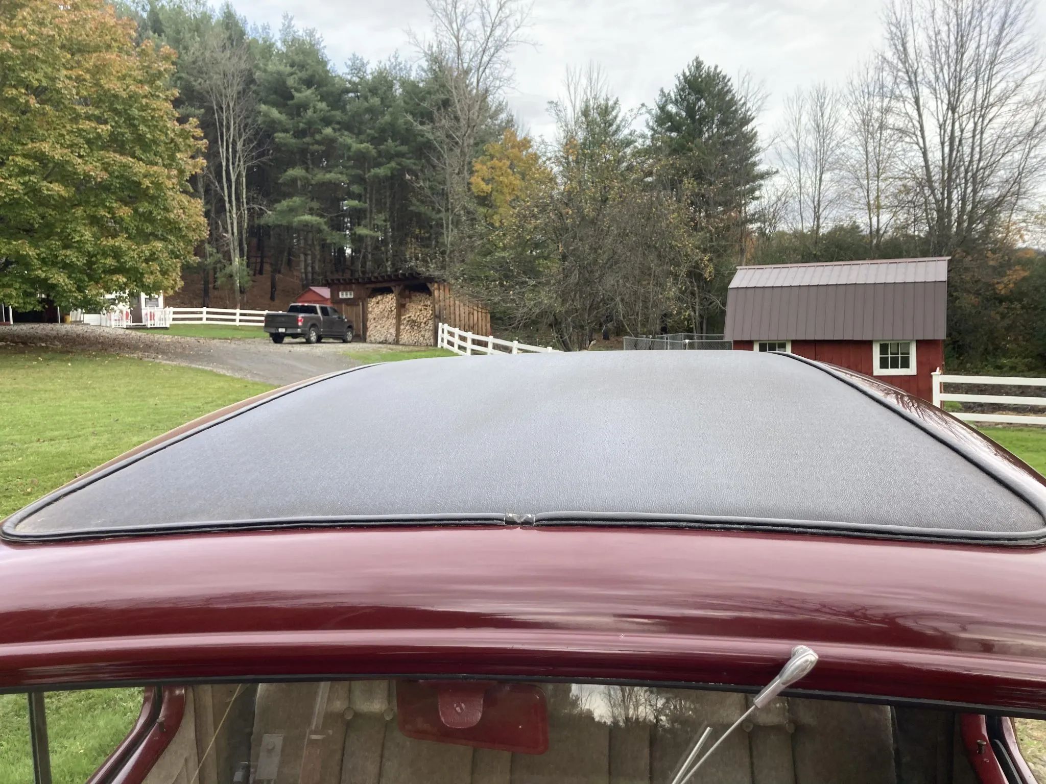 Vintage Article: "Getting Radio On The Road" (And Which Automakers Were Really First To Offer Car Radio?) 27 Black vinyl section in the middle of the roof of a 1933 Chevrolet