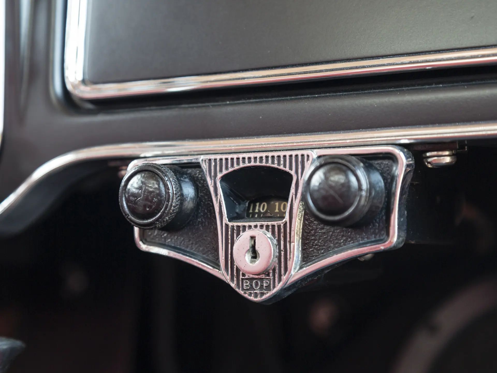 Vintage Article: "Getting Radio On The Road" (And Which Automakers Were Really First To Offer Car Radio?) 23 Radio set in a 1933 car