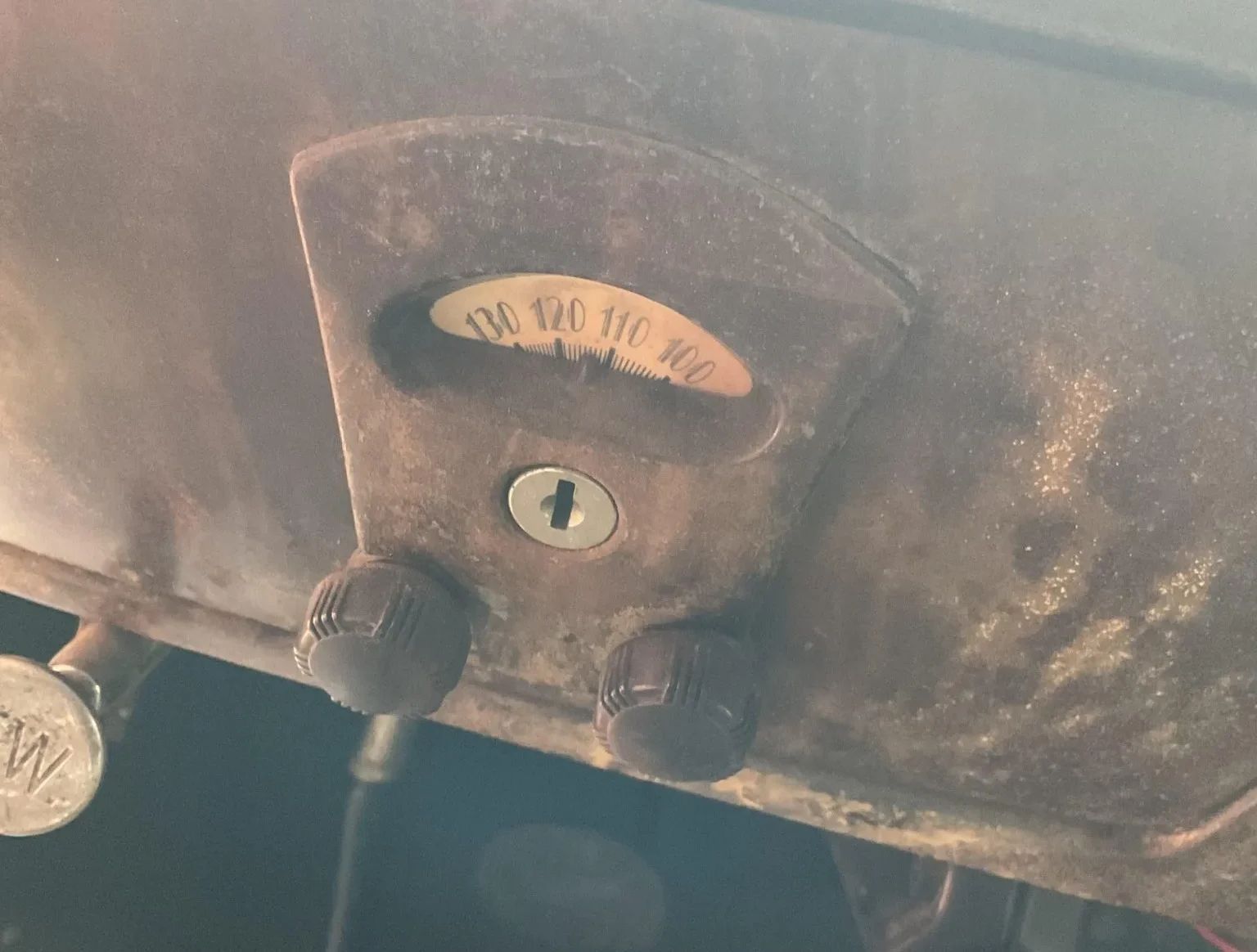 Vintage Article: "Getting Radio On The Road" (And Which Automakers Were Really First To Offer Car Radio?) 25 Radio in an old car