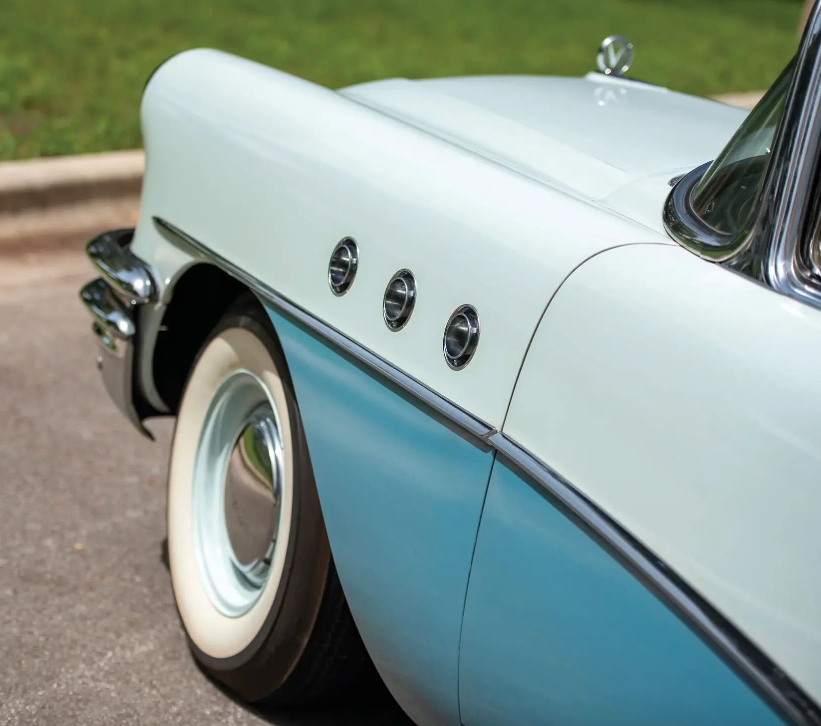 Left front fender of a two-tone 1955 Buick