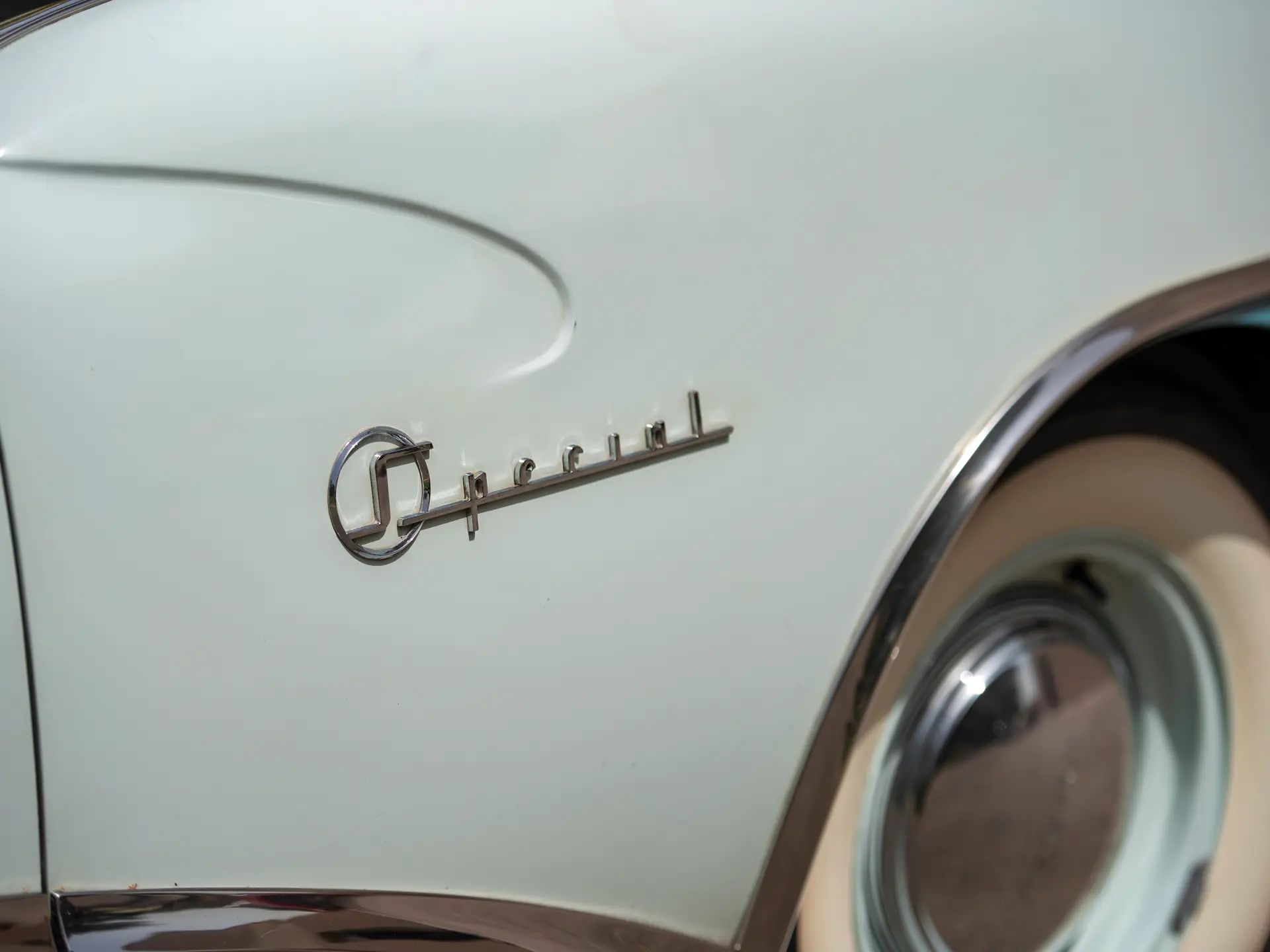Special badge on the left rear fender of a 1955 Buick
