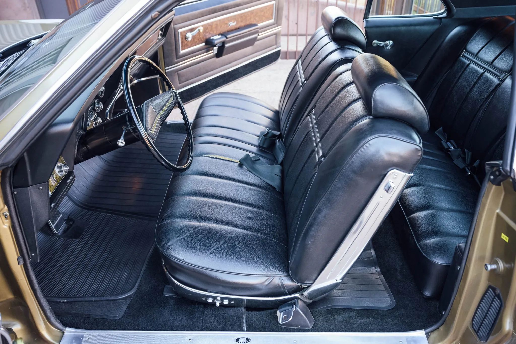 1970 Oldsmobile Toronado GT: 400 Horsepower And A Face Only A Mother Could Love 21 Front bench seat of a 1970 Toronado, seen from the left