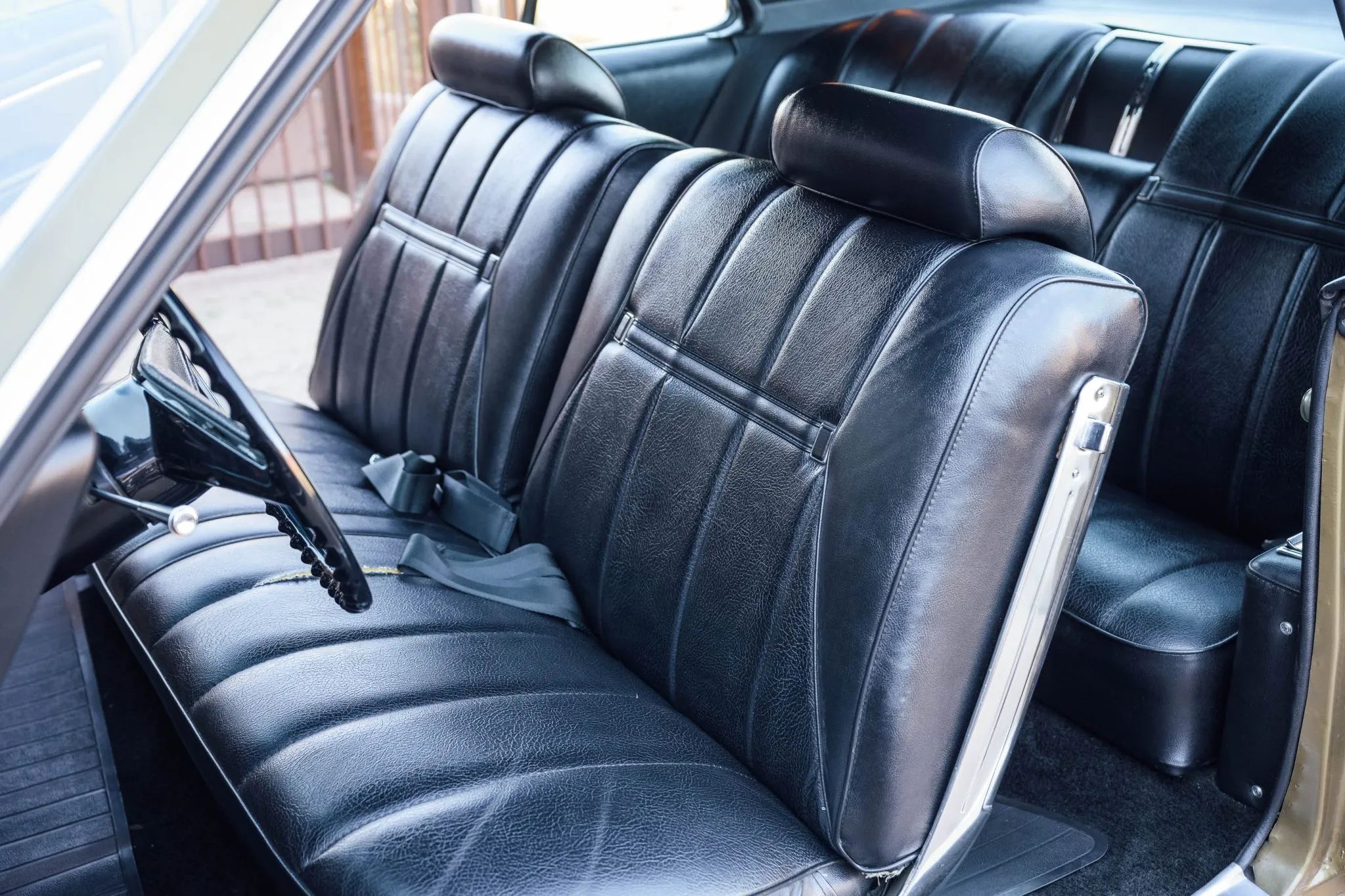 1970 Oldsmobile Toronado GT: 400 Horsepower And A Face Only A Mother Could Love 22 Front bench seat of a 1970 Toronado, seen from the left