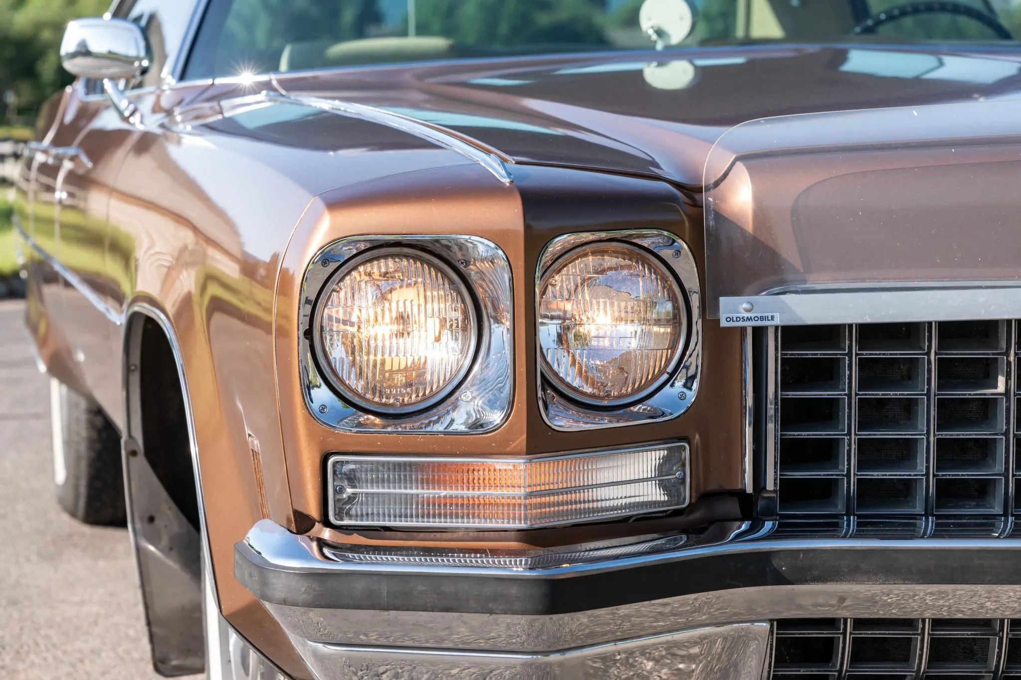 1972 Oldsmobile Ninety-Eight Luxury Sedan: A Full-Size Luxury Bargain From Big Sky Country 7 Right front headlights of a 1972 Oldsmobile