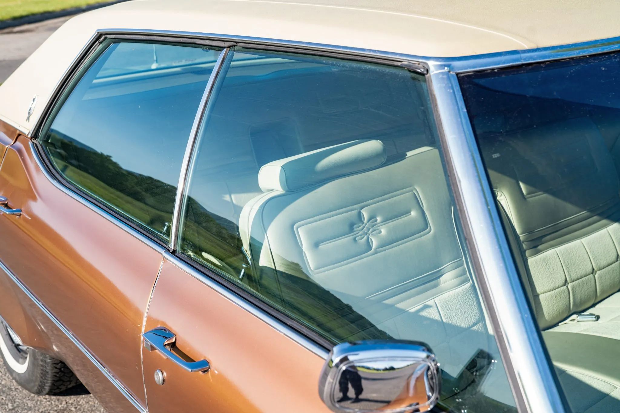 1972 Oldsmobile Ninety-Eight Luxury Sedan: A Full-Size Luxury Bargain From Big Sky Country 6 Right side windows of a 1972 Oldsmobile four-door hardtop