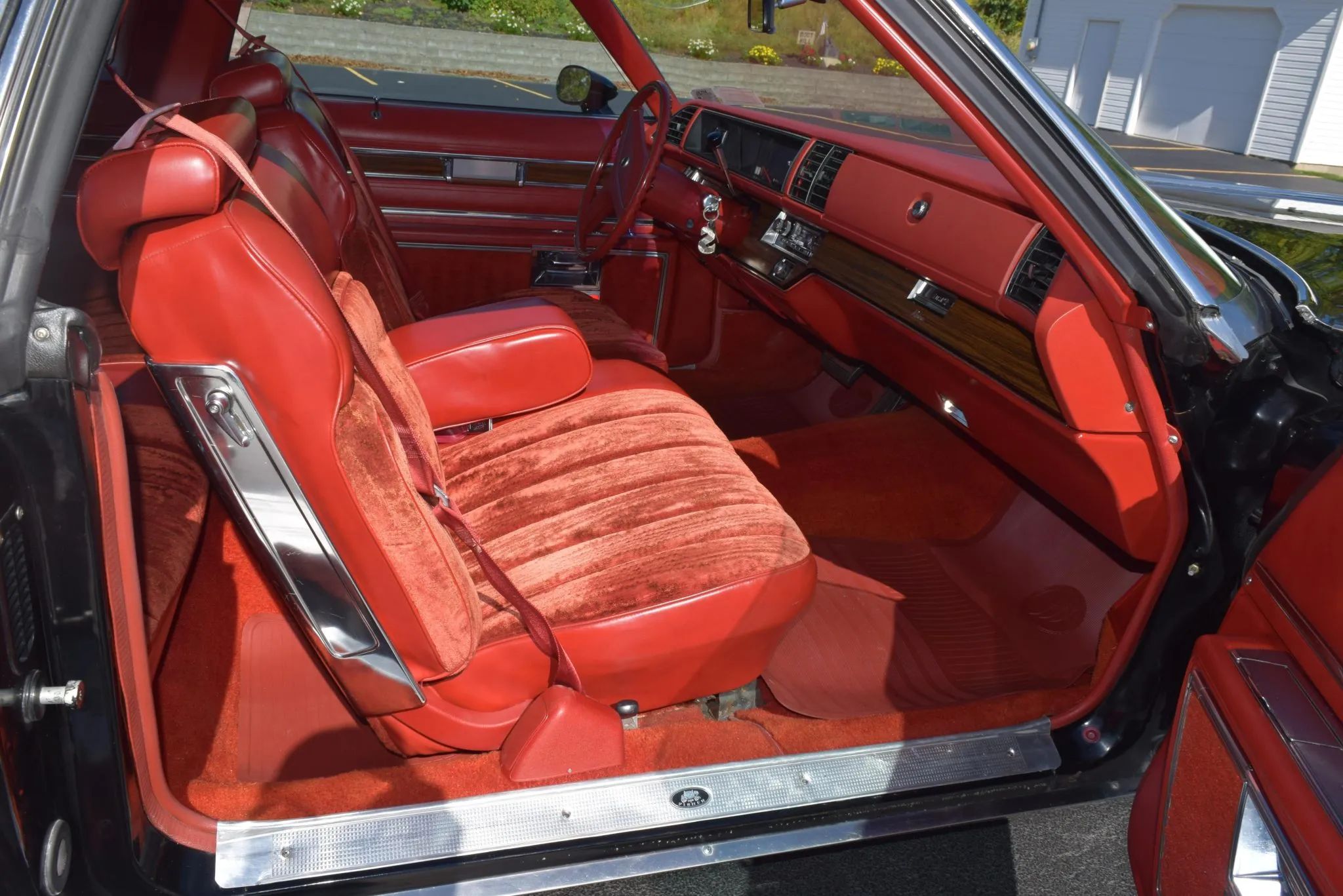 Vintage Review: 1976 Buick Riviera – "Once Big, Flashy, Fast And Unique, It Is Now Simply Big" 12 Front seat of a 1976 Riviera, seen from the passenger door