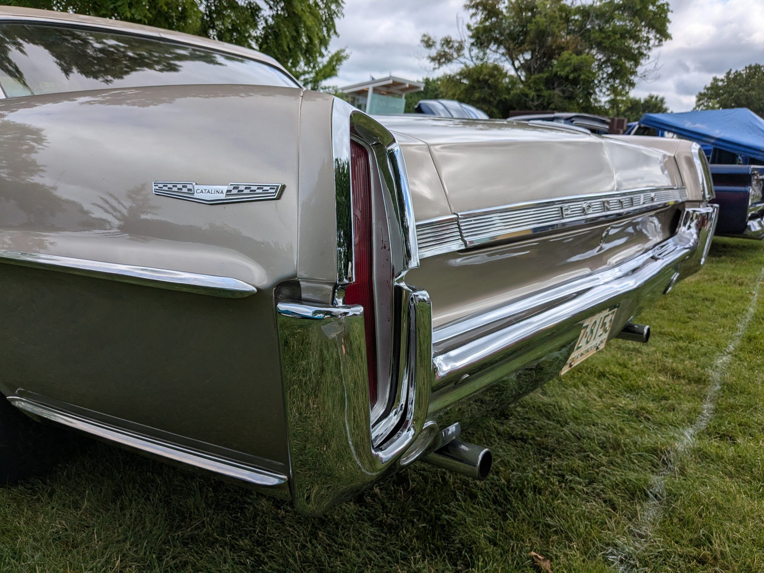 1964 Pontiac Catalina Ventura: When Choosing A Favorite Big Pontiac, Why Not A '64? 5 Rear panel of gold 1964 Pontiac Catalina Ventura