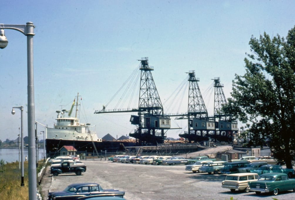 Classic Cars at Work: Vintage Photos Of Industrial Sites -- 1950s-1960s 8 Screenshot 20260303 002927 copia