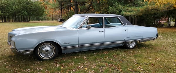 1968 Ford Thunderbird Versus Rivals – How Ford Ranked The T-Bird's Competition 20 Left view of a Blue Sapphire 1968 Oldsmobile 98 Luxury Sedan with black vinyl top in a park