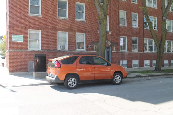 Curbside Musings: 2005 Pontiac Aztek - A Misunderstanding? 6 2002 Pontiac Aztek. Edgewater, Chicago, Illinois. Sunday, May 11, 2025.