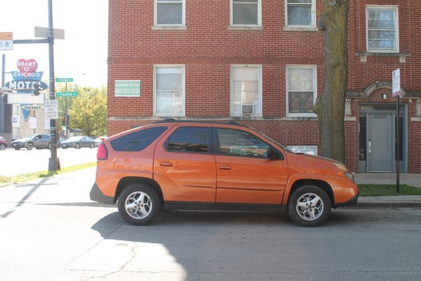 Curbside Musings: 2005 Pontiac Aztek - A Misunderstanding? 2 2002 Pontiac Aztek. Edgewater, Chicago, Illinois. Sunday, May 11, 2025.