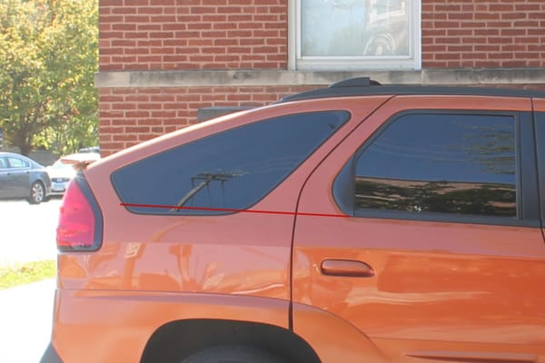 Curbside Musings: 2005 Pontiac Aztek - A Misunderstanding? 4 2002 Pontiac Aztek. Edgewater, Chicago, Illinois. Sunday, May 11, 2025.