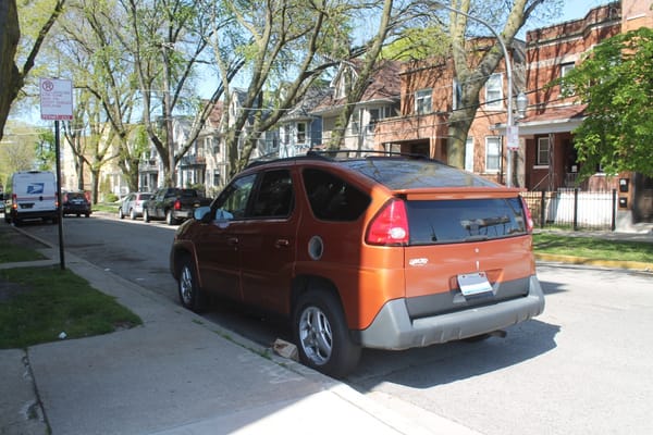 Curbside Musings: 2005 Pontiac Aztek - A Misunderstanding? 3 2002 Pontiac Aztek. Edgewater, Chicago, Illinois. Sunday, May 11, 2025.