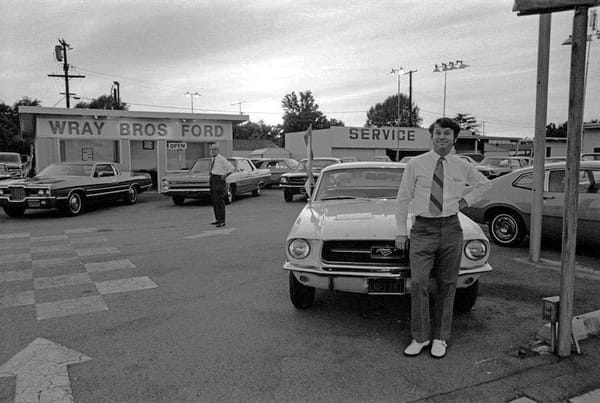 Vintage Photos: Ford Dealers, Showrooms & Deliveries In The '50s-'60s 12 Captura de pantalla 2025 01 23 23.54.18