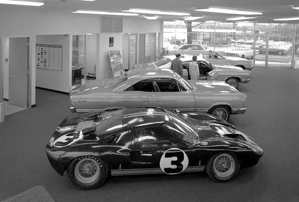 Vintage Photos: Ford Dealers, Showrooms & Deliveries In The '50s-'60s 11 Captura de pantalla 2025 01 30 17.46.27