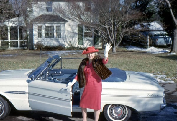 Vintage Snapshots: Fancy Dressers And Their Cars, 1950s-1960s 12 Captura de pantalla 2025 06 24 00.09.13