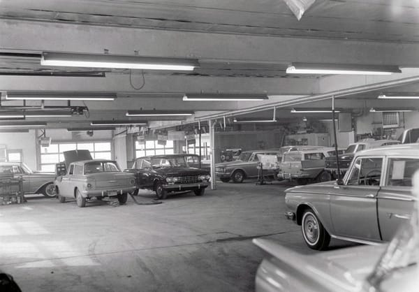 Vintage Photos: Nash And Rambler Dealers In The '50s & '60s - Lots, Deliveries And Showroom Fun 8 Captura de pantalla 2024 10 17 00.12.36