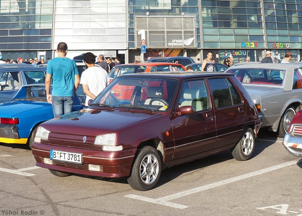 Maroon Renault 5