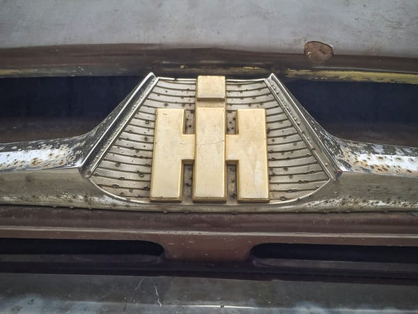58 60 IH Travelall Nosebadge 0084