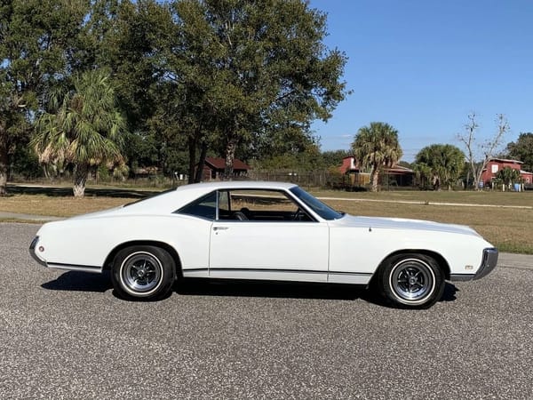 1968 Ford Thunderbird Versus Rivals – How Ford Ranked The T-Bird's Competition 12 Right side view of an Arctic White 1968 Buick Riviera