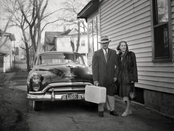 Vintage Snapshots: Fancy Dressers And Their Cars, 1950s-1960s 2 Captura de pantalla 2025 06 24 23.54.48