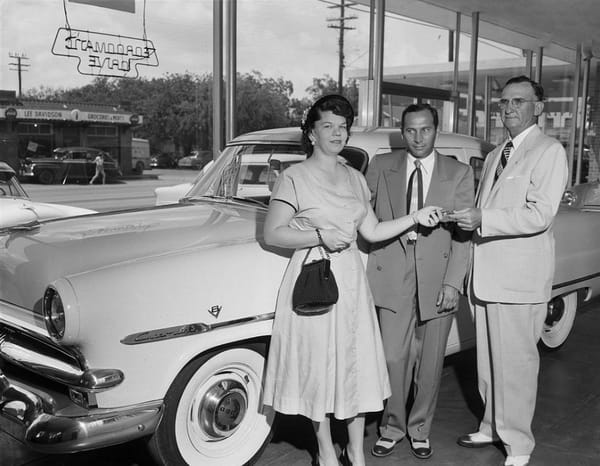 Vintage Photos: Ford Dealers, Showrooms & Deliveries In The '50s-'60s 3 Captura de pantalla 2024 11 24 23.50.36