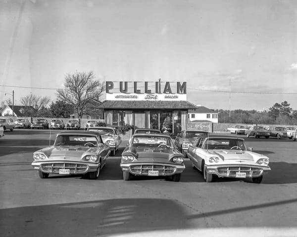 Vintage Photos: Ford Dealers, Showrooms & Deliveries In The '50s-'60s 6 Captura de pantalla 2025 02 07 00.26.49