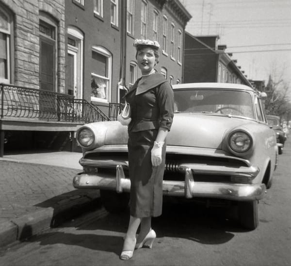 Vintage Snapshots: Fancy Dressers And Their Cars, 1950s-1960s 3 Captura de pantalla 2025 06 24 23.50.08