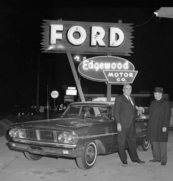 Vintage Photos: Ford Dealers, Showrooms & Deliveries In The '50s-'60s 9 Captura de pantalla 2025 05 30 15.00.20