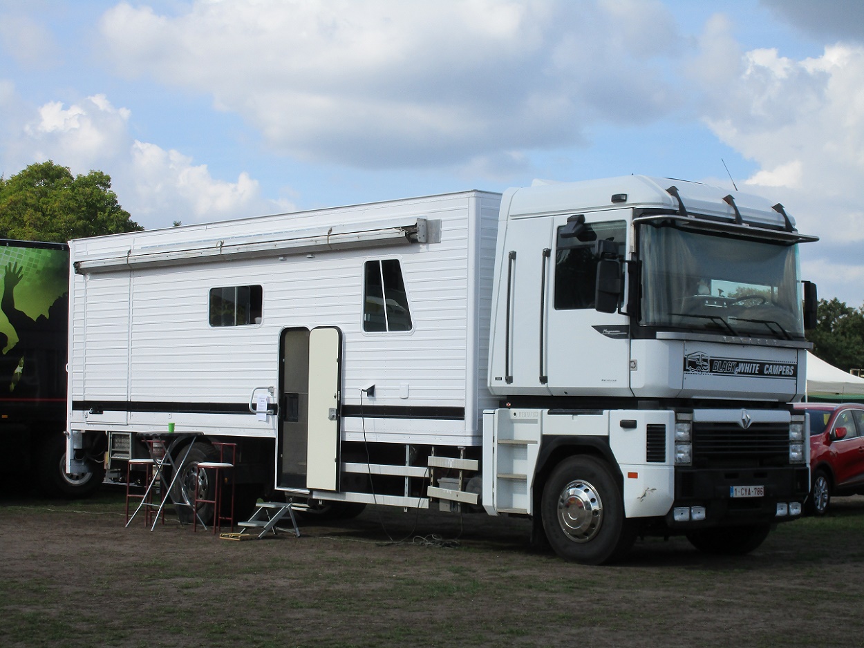 CC Global: 2016 Renault T High Edition - Cozy Walk Through Cab