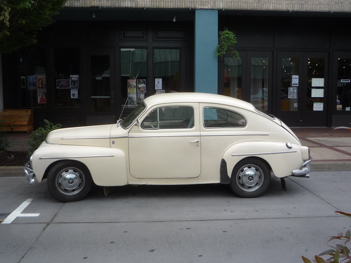 Curbside Classics: Volvo PV444 and PV544 - I Roll, Starting
